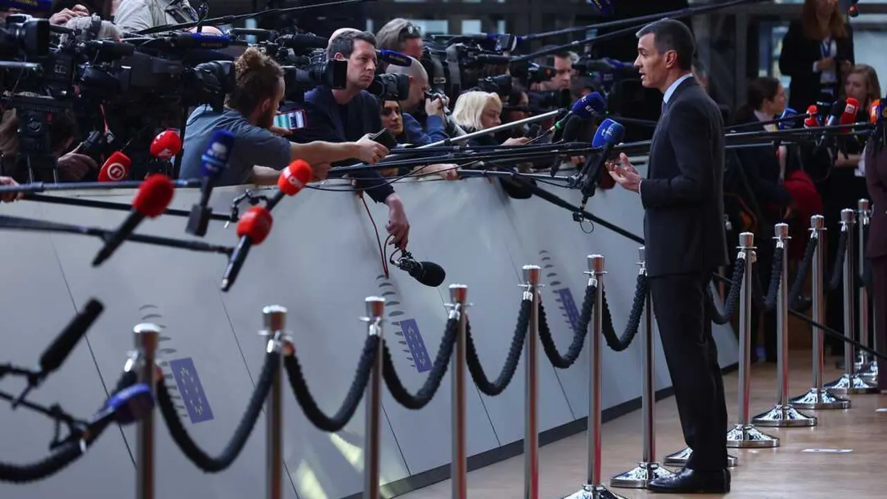 El presidente del Gobierno, Pedro S&aacute;nchez, ofrece declaraciones a los medios antes de asistir a la reuni&oacute;n del Consejo Europeo, a 18 de diciembre de 2025, en Bruselas (B&eacute;lgica).