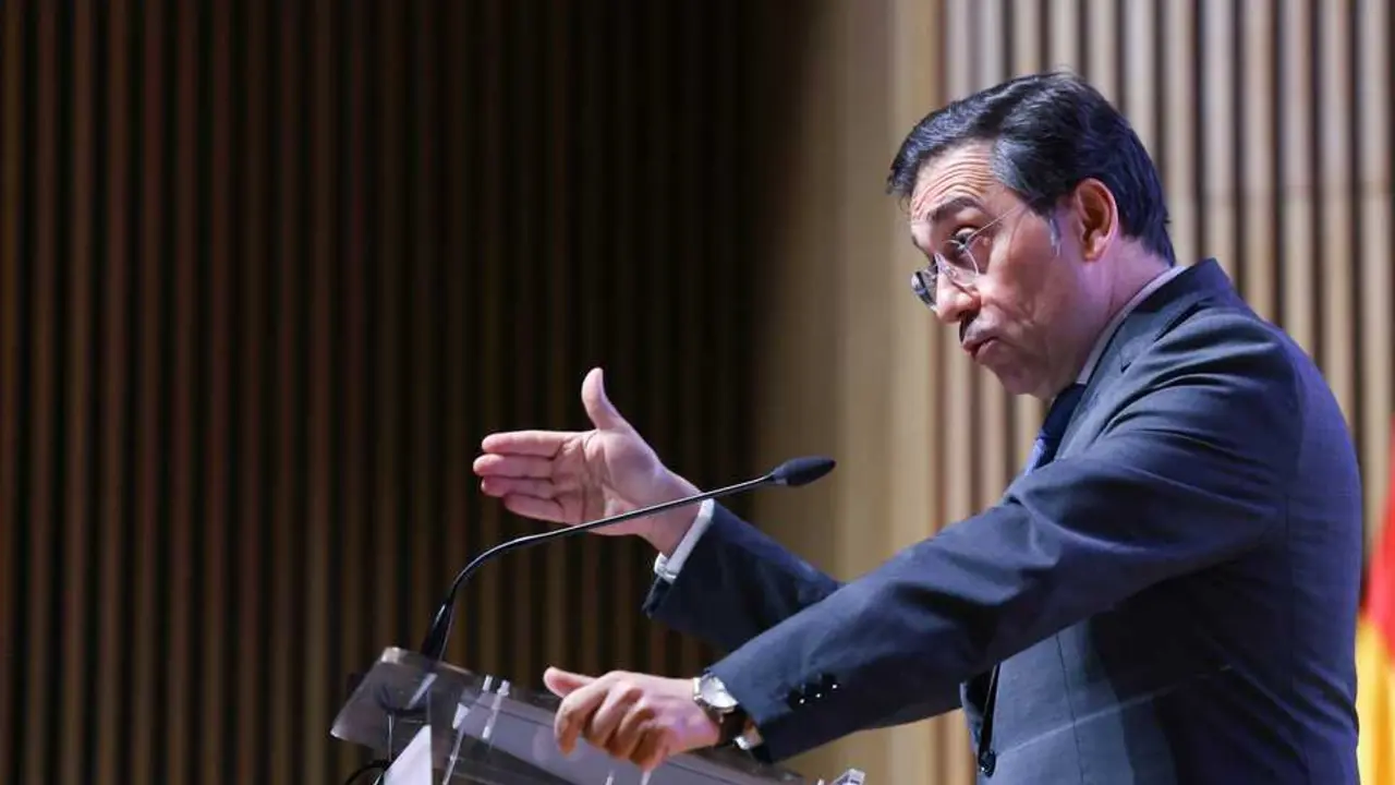 El ministro de Asuntos Exteriores, Uni&oacute;n Europea y Cooperaci&oacute;n, Jos&eacute; Manuel Albares (c), en una foto de familia durante la inauguraci&oacute;n de la conferencia HearUs 2025 titulada 'Promoviendo la rendici&oacute;n de cuentas para las mujeres de Afganist&aacute;n', a 12 de di