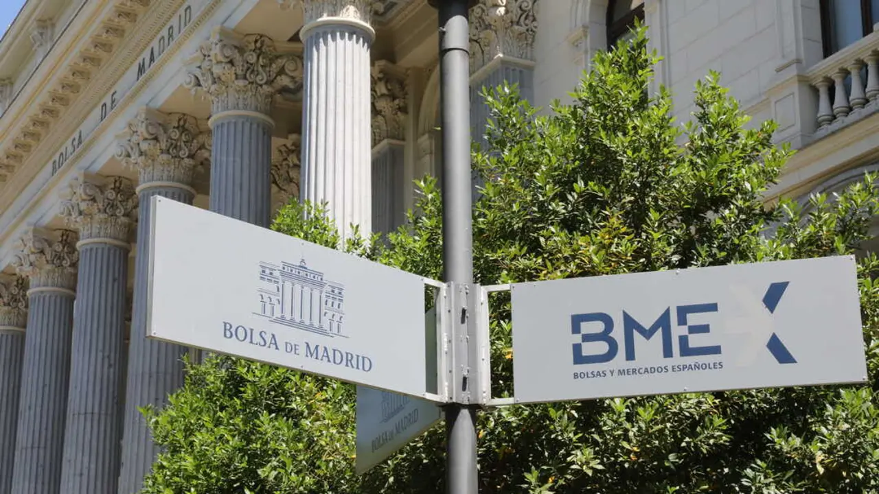 Archivo - Se&ntilde;al de la Bolsa de Madrid frente a la fachada del edificio, en Madrid (Espa&ntilde;a)