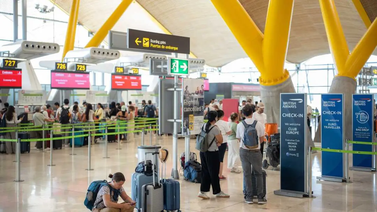 Archivo - Pasajeros esperan colas para facturar, en el Aeropuerto Adolfo Su&aacute;rez Madrid-Barajas, a 14 de agosto de 2025, en Madrid (Espa&ntilde;a).  
