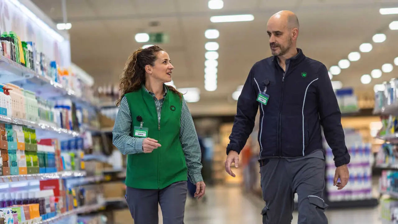 Archivo - Trabajadores de Mercadona.