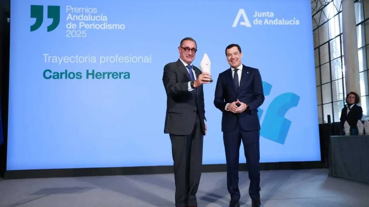 El periodista y comunicador Carlos Herrera ha recibido este viernes en Sevilla el premio Andaluc&iacute;a de Periodismo a su trayectoria profesional, en una acto presidido por el jefe del Ejecutivo andaluz, Juanma Moreno, que le ha hecho entrega del galard&oacute;n
