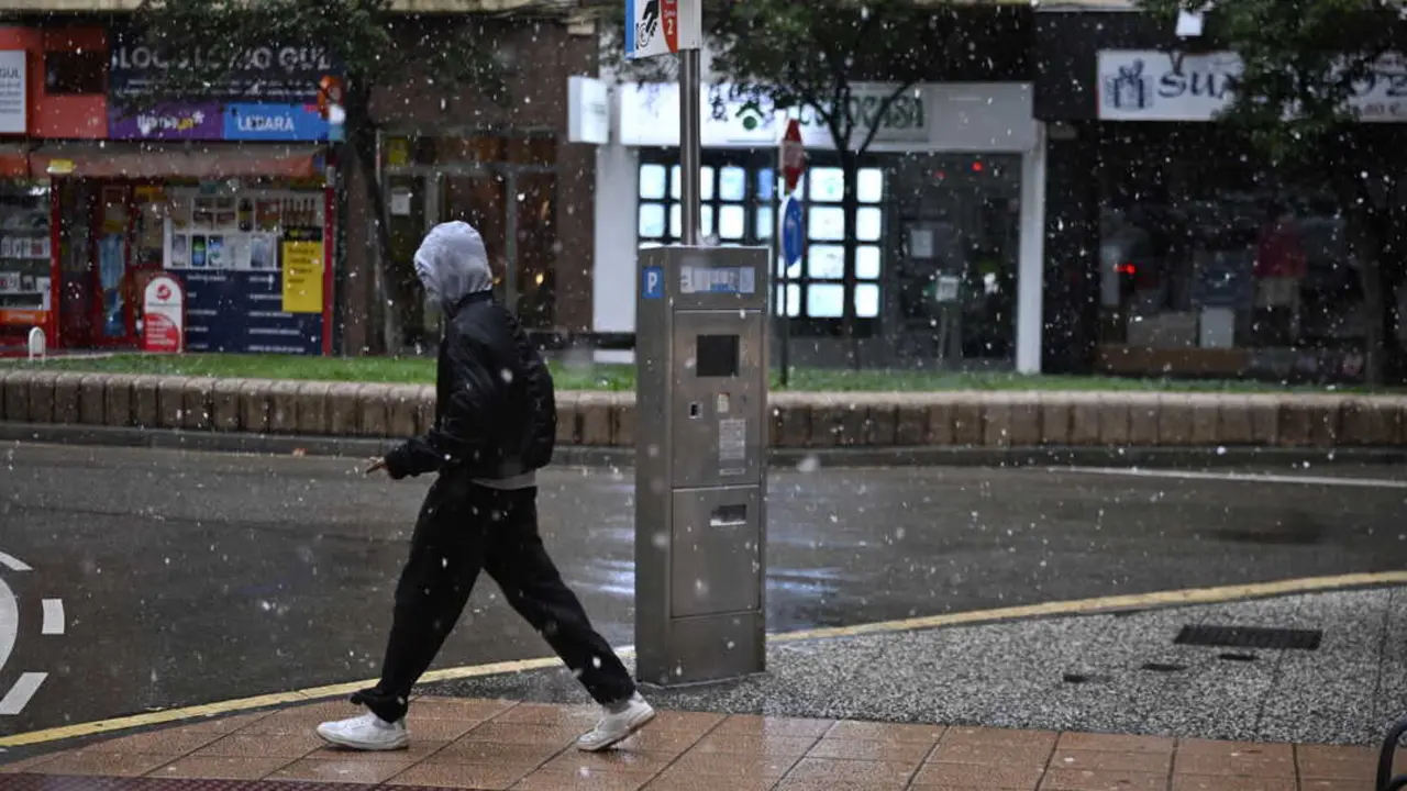 Archivo - Una persona camina por la calle bajo la nieve, a 19 de enero de 2024, en Zaragoza, Arag&oacute;n (Espa&ntilde;a).