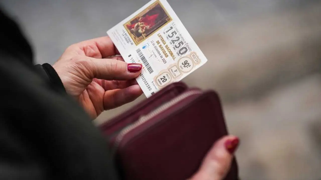 Imagen en Sevilla de las &uacute;ltimas compras de loter&iacute;a a pocos d&iacute;as para el Sorteo Extraordinario de Navidad, la popularmente conocida como el Gordo de Navidad.