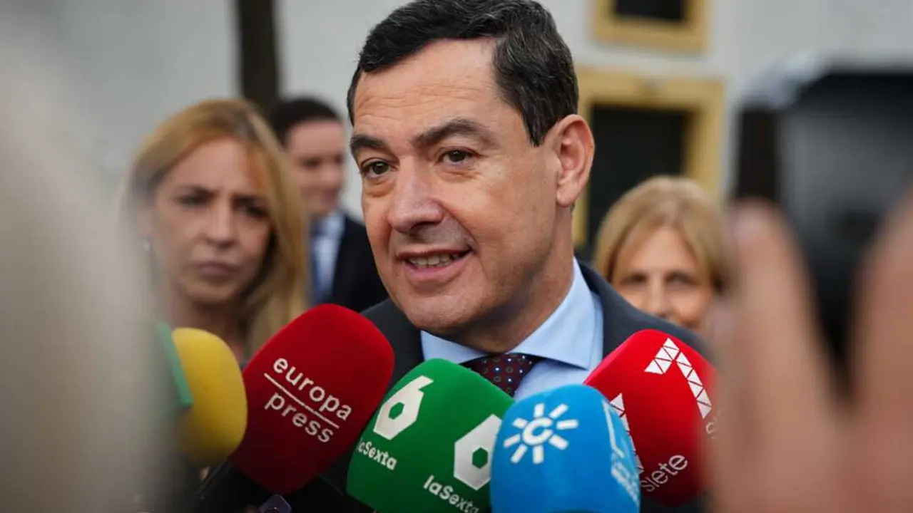 El presidente de la Junta de Andaluc&iacute;a, Juanma Moreno, atiende a los medios tras finalizar el encuentro informativo organizado por Europa Press Andaluc&iacute;a titulado &lsquo;Aut&oacute;nomos y emprendedores impulsan la Andaluc&iacute;a del futuro&rsquo; en Jerez. (Foto de archivo). 