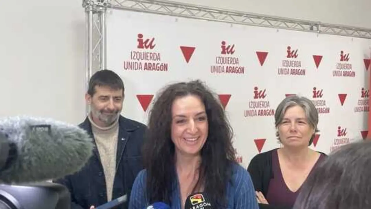 La coordinadora general de IU Arag&oacute;n, Marta Abengochea, junto al diputado &Aacute;lvaro Sanz y la esponsable de Derechos Sociales y Feminismo de IU Arag&oacute;n, Marga Dey&aacute;.