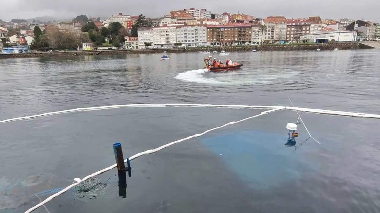 Despliegan barreras anticontaminaci&oacute;n para proteger la zona del gas&oacute;leo que cargaba el buque Mar Verde.