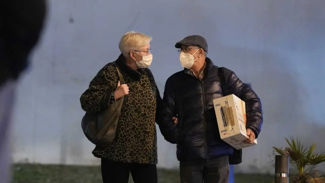 Varias personas con mascarilla a su salida del Hospital Universitario Vall d'Hebron, en una imagen de archivo.
