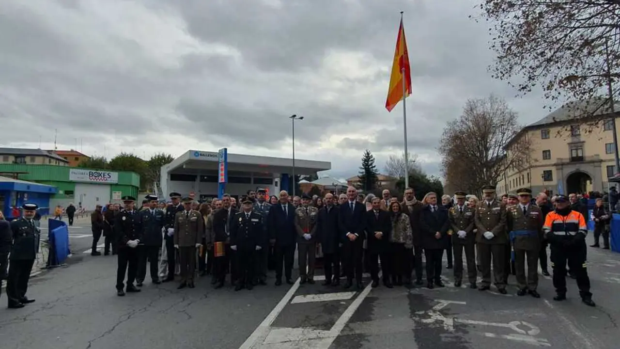 Foto De Familia De Autoridades Y Civiles Que Han Protagonizado El Izado De La Bandera