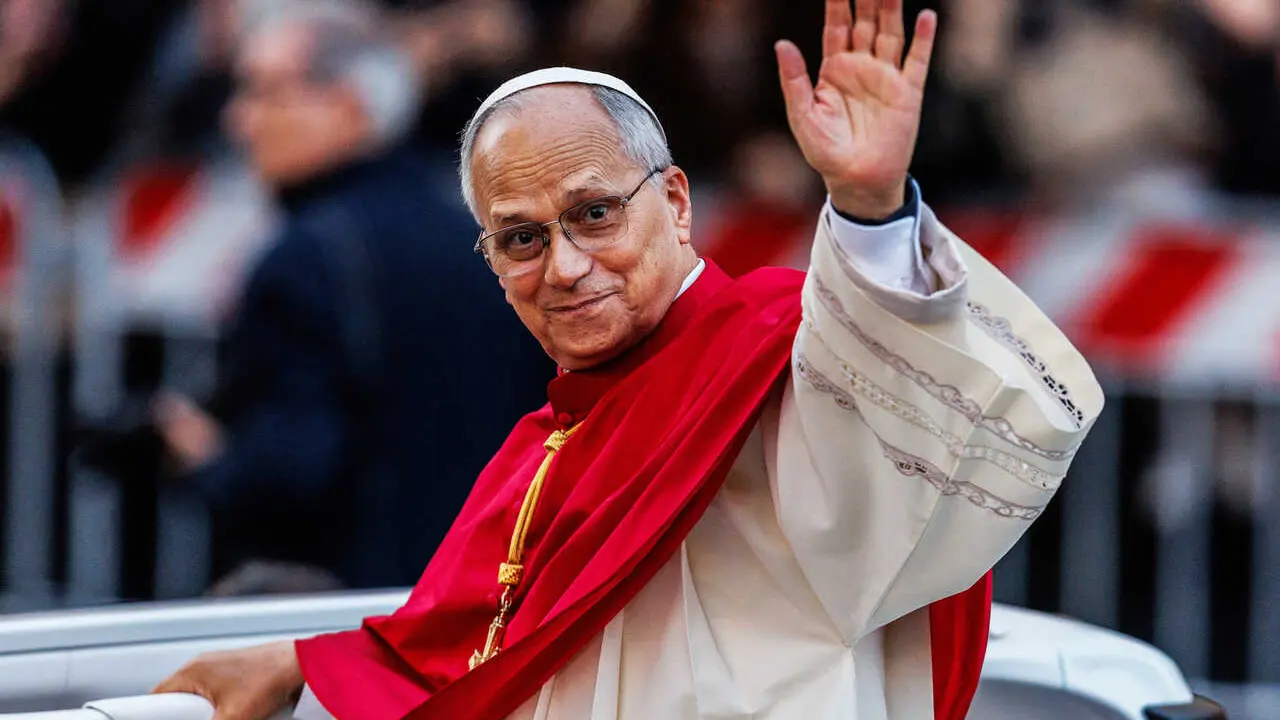 El Papa Le&oacute;n XIV en la plaza de Espa&ntilde;a de Roma.