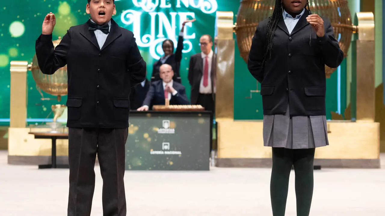 Archivo - Yesica Paola Valencia y Francisco Moreno cantan el primer premio, el n&uacute;mero 88008, durante el Sorteo Extraordinario de la Loter&iacute;a de Navidad 2023 en el Teatro Real de Madrid, a 22 de diciembre de 2023, en Madrid (Espa&ntilde;a). El sorteo se celebra en