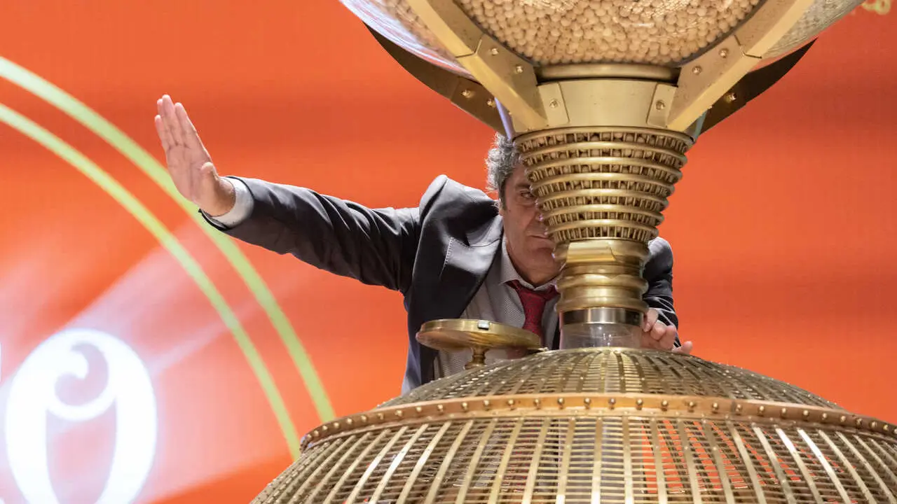 Archivo - Un hombre prepara los bombos para dar comienzo al Sorteo Extraordinario de la Loter&iacute;a de Navidad 2022, en el Teatro Real de Madrid, a 22 de diciembre de 2022, en Madrid, (Espa&ntilde;a).  