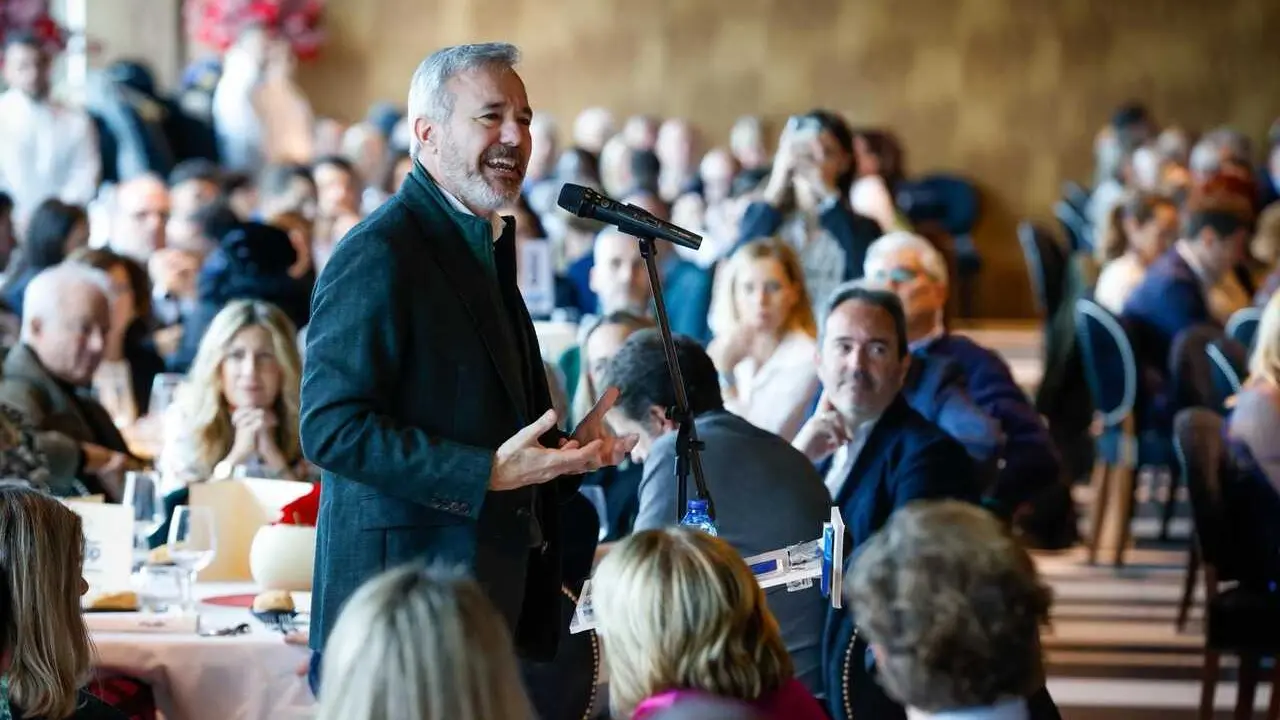 Azc&oacute;n se dirige a los afiliados del PP de Zaragoza en la comida de Navidad celebrada este domingo.