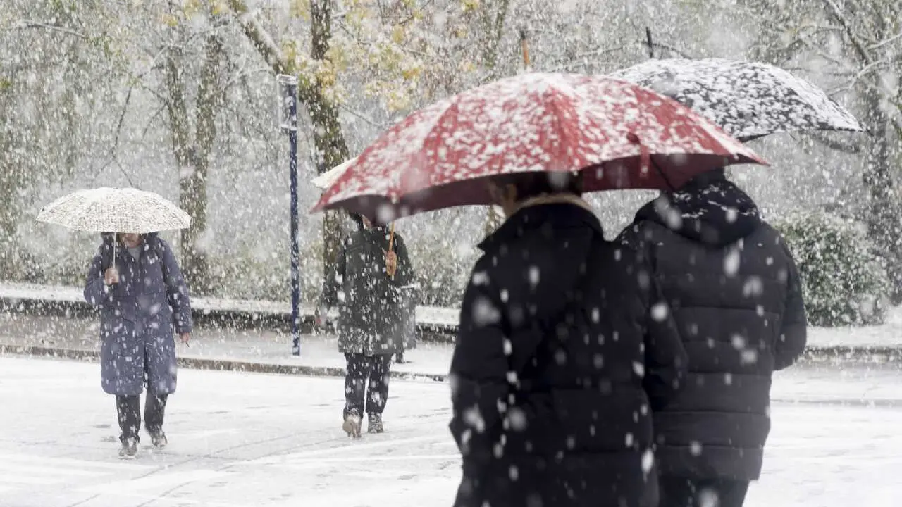 Paseantes cubiertos de nieve durante la llegada de una masa de aire &aacute;rtico, a 21 de noviembre de 2025, en Vitoria, Pa&iacute;s Vasco (Espa&ntilde;a).
