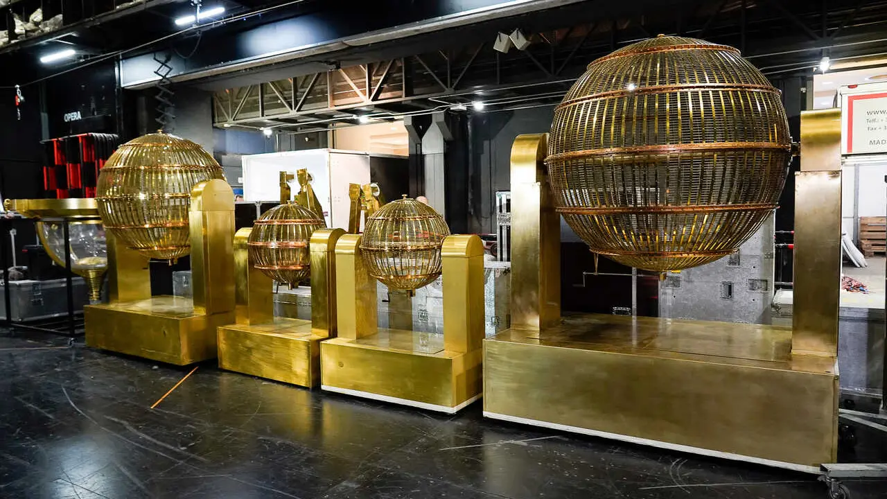 Los bombos y el resto de elementos que intervendr&aacute;n en el sorteo extraordinario de la loter&iacute;a de Navidad 2025 el 22 de diciembre han llegado este viernes al Teatro Real de Madrid, seg&uacute;n ha informado Loter&iacute;as y Apuestas del Estado.