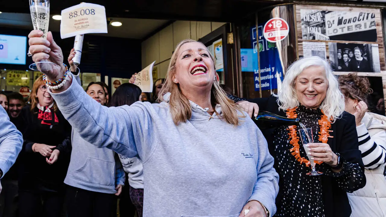 Archivo - Agraciados con el &lsquo;Primer Premio&rsquo; del Sorteo Extraordinario de Loter&iacute;a de Navidad 2023 correspondiente al n&uacute;mero 88008 celebran su suerte en la administraci&oacute;n Do&ntilde;a Manolita, a 22 de diciembre de 2023, en Madrid (Espa&ntilde;a). Hoy se celebra el Sorteo