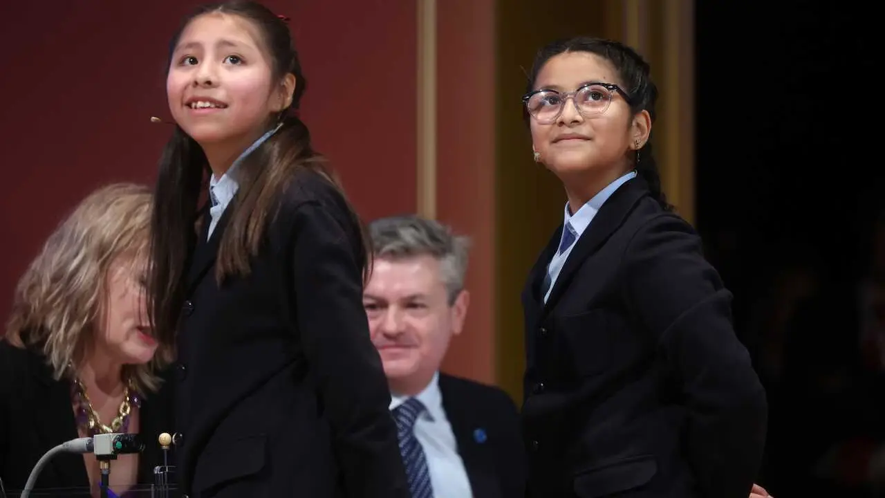 Dos ni&ntilde;as del Colegio de San Ildefonso, cantan el primer premio de la Loter&iacute;a de Navidad, durante la celebraci&oacute;n del Sorteo Extraordinario de la Loter&iacute;a de Navidad 2025, en el Teatro Real, a 22 de diciembre de 2025, en Madrid (Espa&ntilde;a).