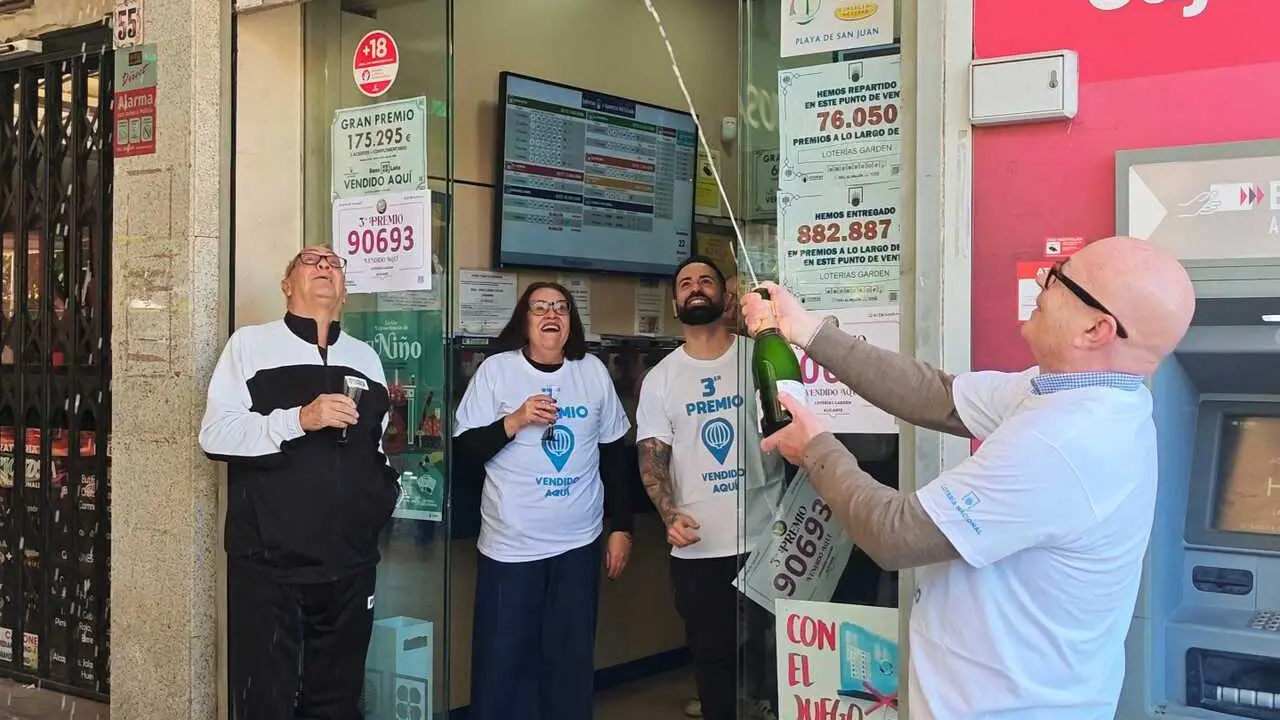 Celebraci&oacute;n a las puertas de la Administraci&oacute;n de Loter&iacute;a n&uacute;mero 30 en Alicante