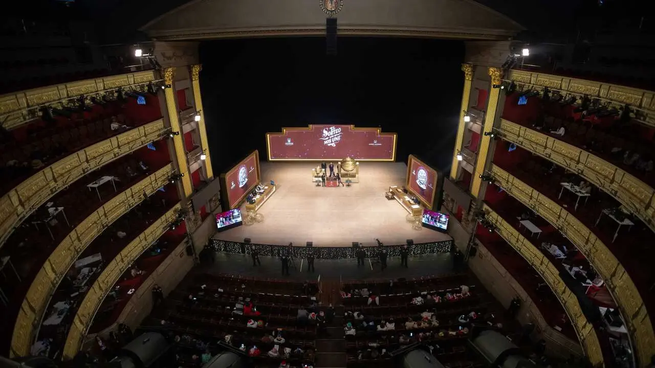 Varias personas ven como los ni&ntilde;os del Colegio de San Idefonso cantan los n&uacute;meros premiados durante la celebraci&oacute;n del Sorteo Extraordinario de la Loter&iacute;a de Navidad 2025, en el Teatro Real, a 22 de diciembre de 2025, en Madrid (Espa&ntilde;a). El Sorteo Extraor