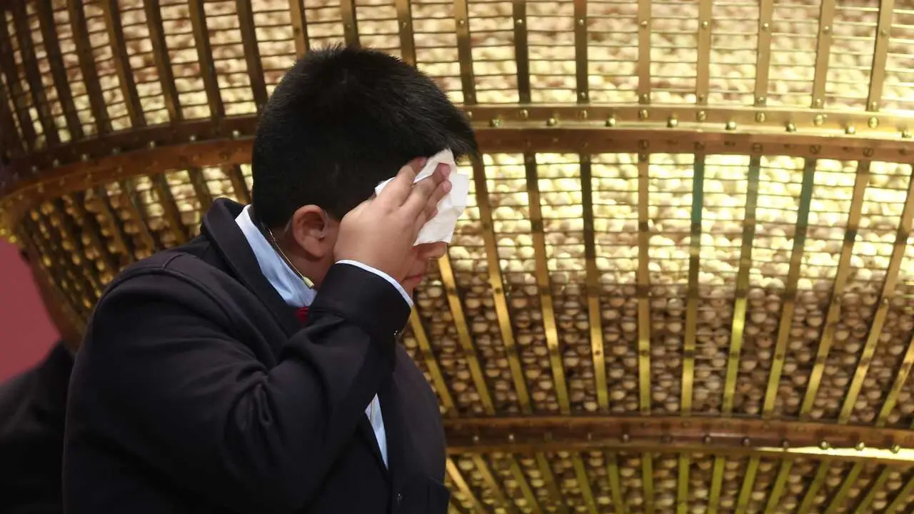 Un ni&ntilde;o del Colegio de San Ildefonso, durante la celebraci&oacute;n del Sorteo Extraordinario de la Loter&iacute;a de Navidad 2025, en el Teatro Real, a 22 de diciembre de 2025, en Madrid (Espa&ntilde;a). 