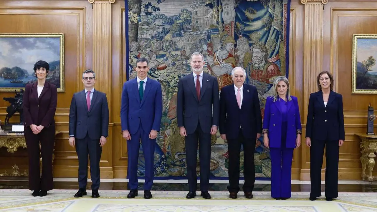 Las ministras Elma Saiz y Milagros Tol&oacute;n prometen sus cargos ante Felipe VI.