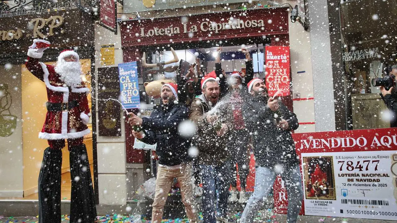 Administraci&oacute;n La Caprichosa en Toledo celebrando los premios del Sorteo de Navidad 2025