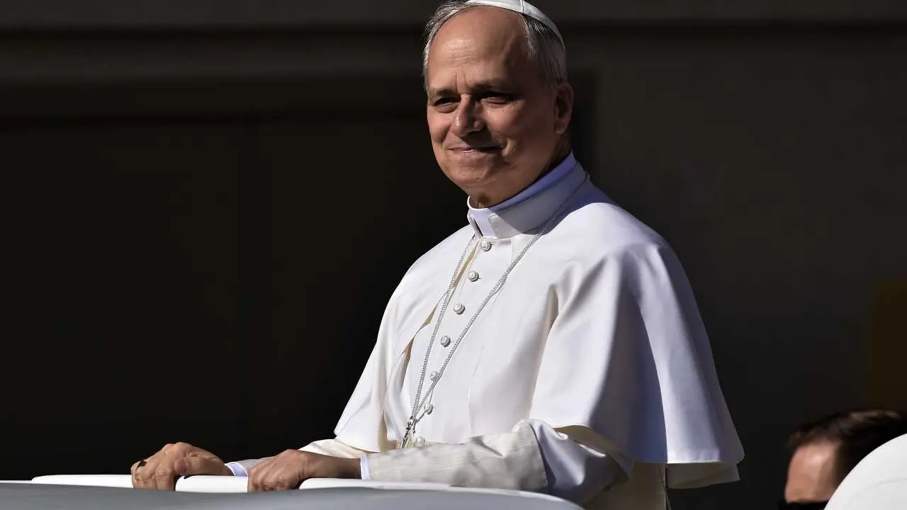 Archivo - El Papa Le&oacute;n XIV recorre la plaza de San Pedro en Papam&oacute;vil.