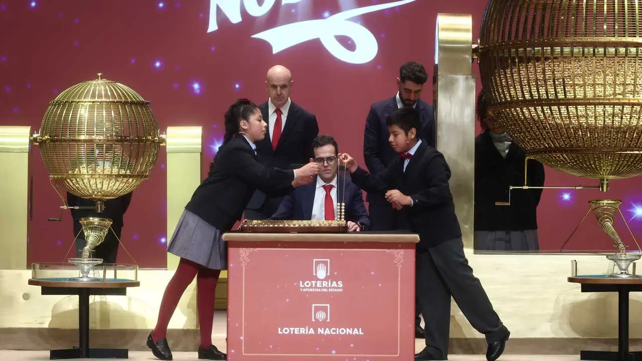 Dos ni&ntilde;os del Colegio de San Ildefonso, cantan un cuarto premio de la Loter&iacute;a de Navidad