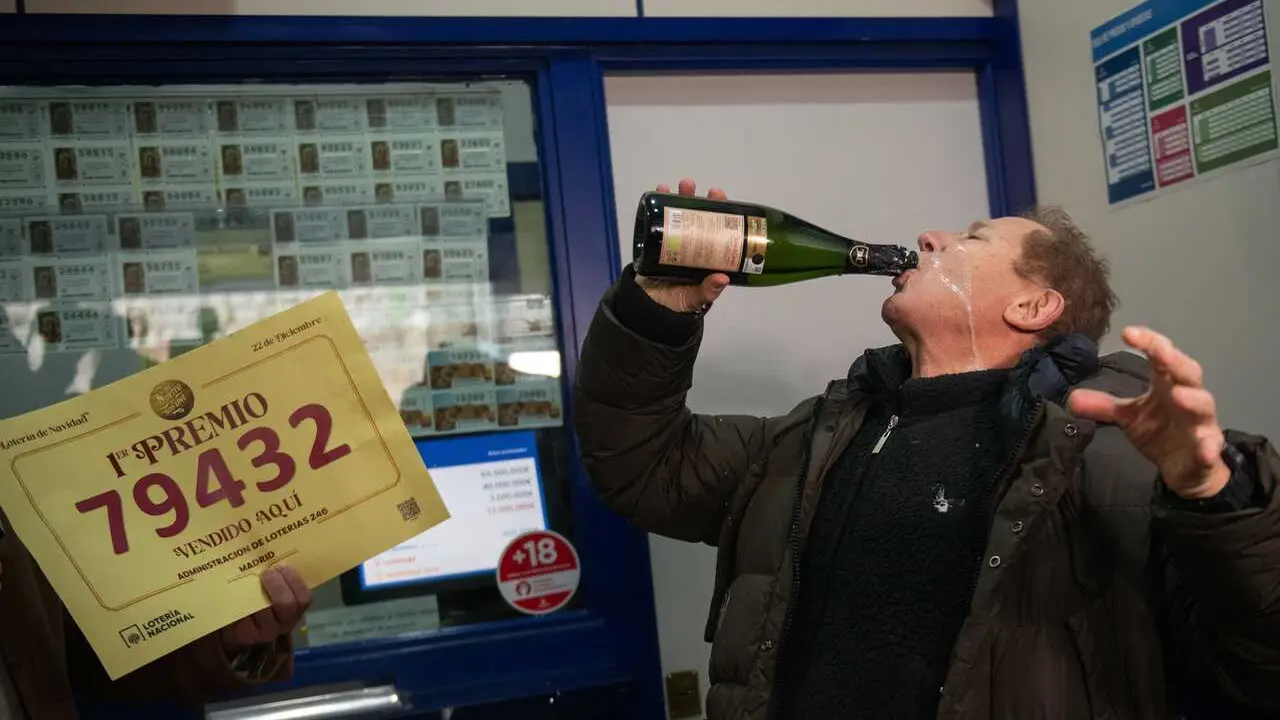 Agraciado con el &lsquo;Gordo&rsquo; del Sorteo Extraordinario de la Loter&iacute;a de Navidad 2025 correspondiente al n&uacute;mero 79.432 celebran su suerte, a 22 de diciembre de 2025, en Madrid (Espa&ntilde;a).