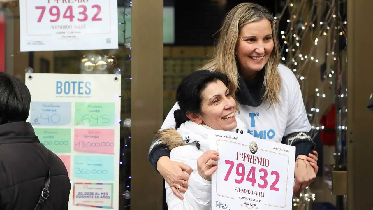Empleadas de la administraci&oacute;n situada en la Avenida de la Constituci&oacute;n, 20 celebran que han vendido parte del n&uacute;mero 79432 correspondiente al &lsquo;Gordo&rsquo; de la Loter&iacute;a de Navidad 2025, a 22 de diciembre de 2025, en Villablino, Le&oacute;n, Castilla y Le&oacute;n (Espa&ntilde;a).