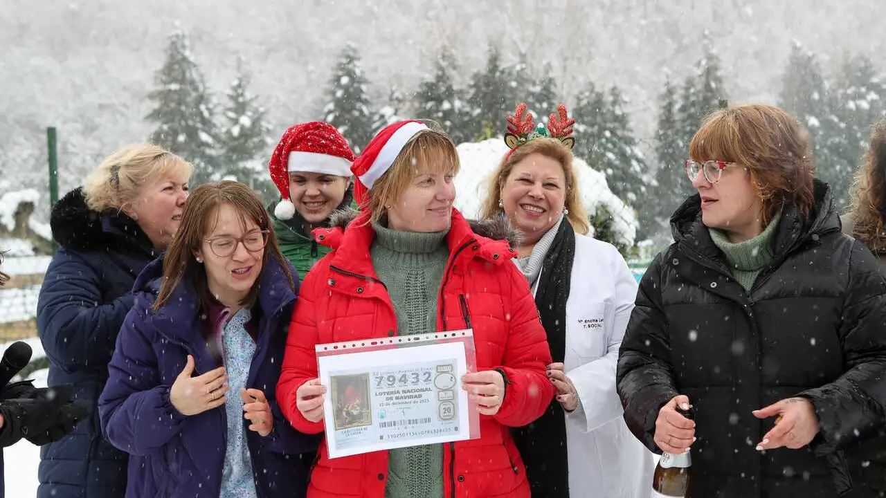 Trabajadores y familiares de la Residencia AFADLA que han sido agraciados con el &lsquo;Gordo&rsquo; del Sorteo Extraordinario de la Loter&iacute;a de Navidad 2025 correspondiente al n&uacute;mero 79432 celebran su suerte, a 22 de diciembre de 2025, en Villaseca de Laciana, Le&oacute;n, 