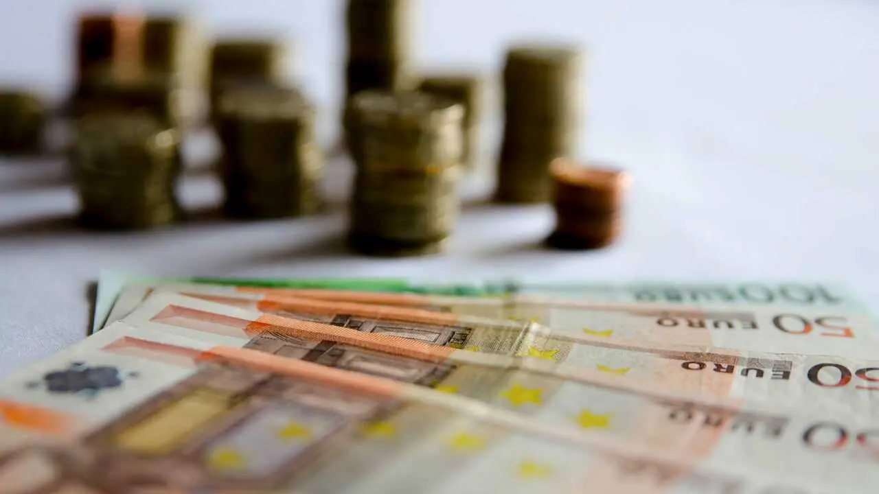 Archivo - Monedas y billetes de euro