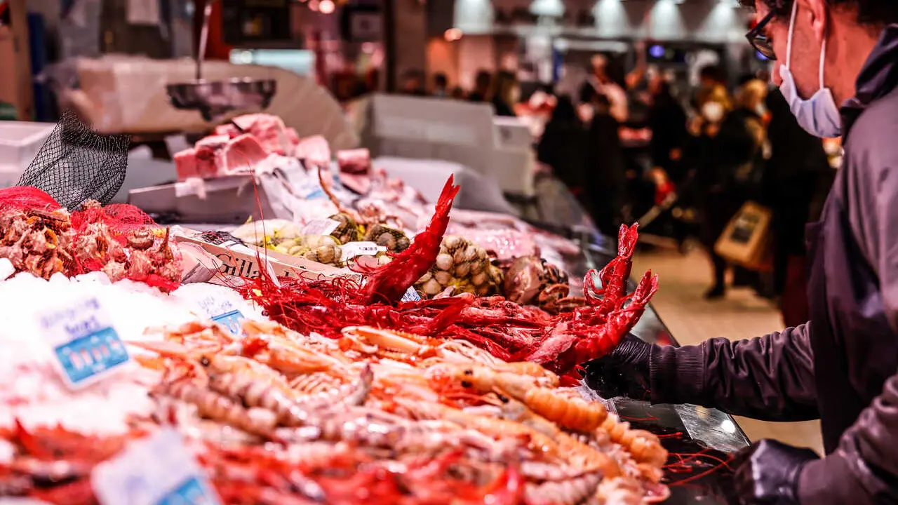 ROBER SOLSONA&hellip;.2021223&hellip;.VALENCIA&hellip;&hellip;EL MERCADO CENTRAL DE VALENCIA DONDE UN DIA COMO HOY SE REALIZAN COMPRAS NAVIDE&Ntilde;AS.