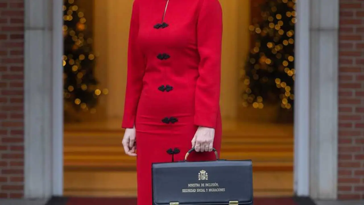La ministra de Seguridad Social, Inclusi&oacute;n y Migraciones y nueva portavoz del Gobierno, Elma Saiz, posa con su cartera, en el Palacio de la Moncloa, este martes