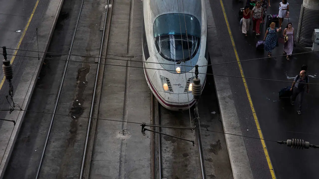 Archivo - Varias personas en el and&eacute;n del AVE, en la estaci&oacute;n Puerta de Atocha