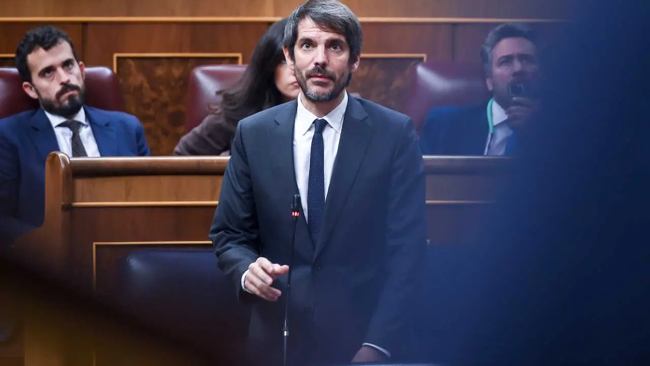 Archivo - El ministro de Cultura, Ernest Urtasun, durante una sesi&oacute;n de control al Gobierno, en el Congreso de los Diputados, a 12 de noviembre de 2025, en Madrid (Espa&ntilde;a). S&aacute;nchez ha acudido al Congreso para informar sobre los resultados de las &uacute;ltimas c