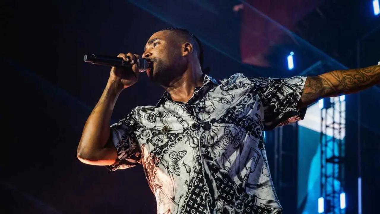 El cantante puertorrique&ntilde;o Don Omar, conocido como el 'Rey del Reggaet&oacute;n', durante un reciente concierto este 2025.