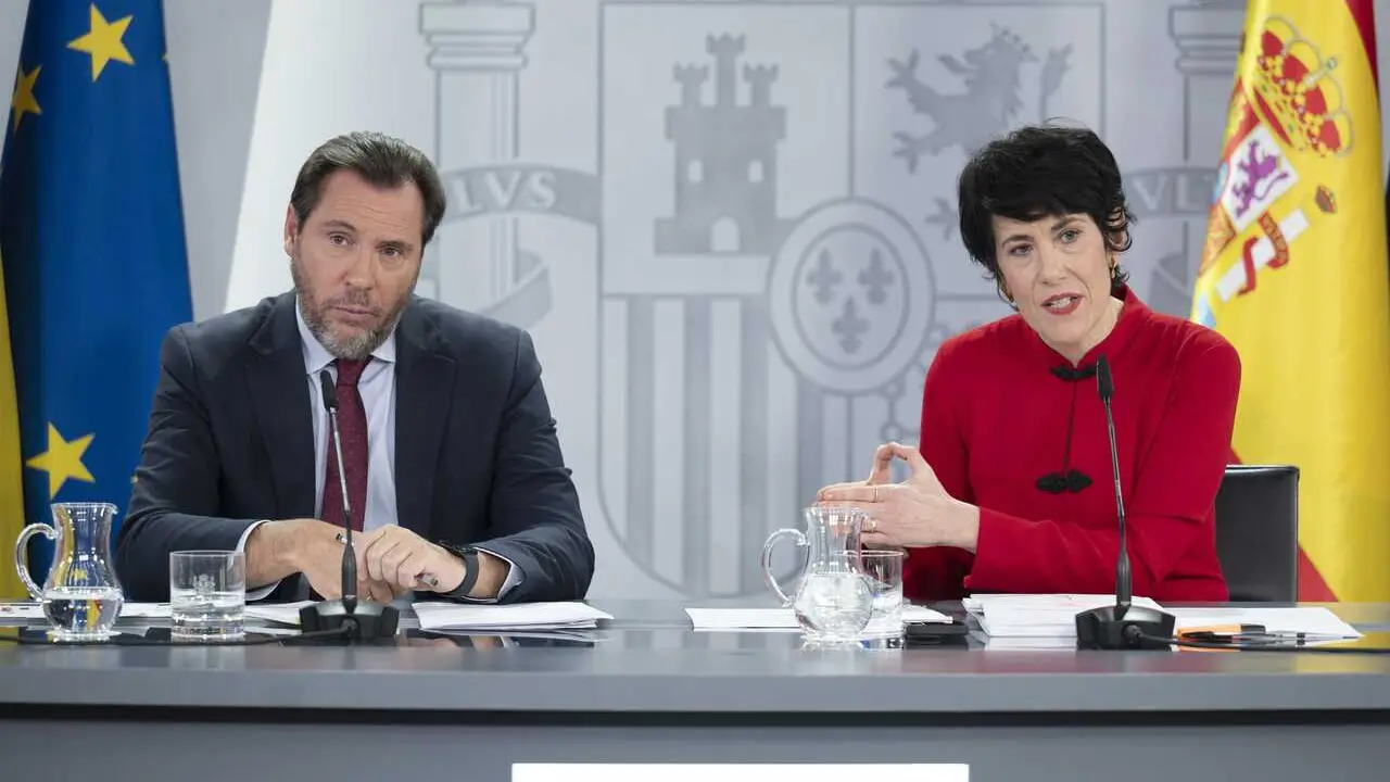 El ministro de Transportes y Movilidad Sostenible, &Oacute;scar Puente, y la ministra de Seguridad Social, Inclusi&oacute;n y Migraciones y nueva portavoz del Gobierno, Elma Saiz.