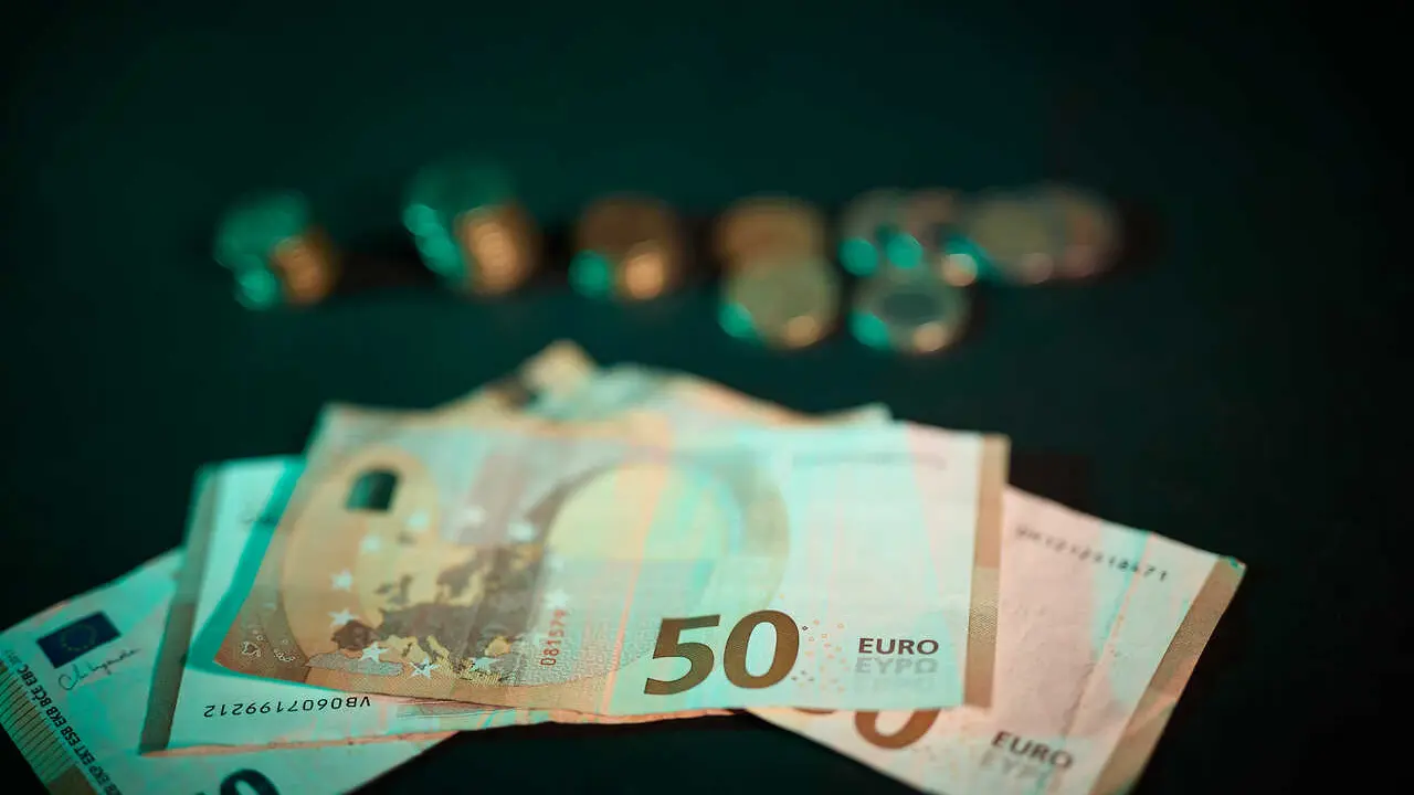 Archivo - Billetes y monedas, a 3 de septiembre de 2025, en Madrid (Espa&ntilde;a). El uso del dinero en efectivo sigue disminuyendo con tan solo dos de cada diez personas eligi&eacute;ndolo como m&eacute;todo de pago habitual.