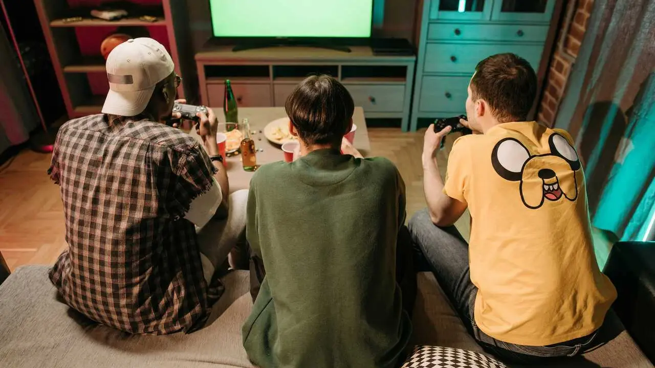 Archivo - J&oacute;venes jugando a videojuegos.