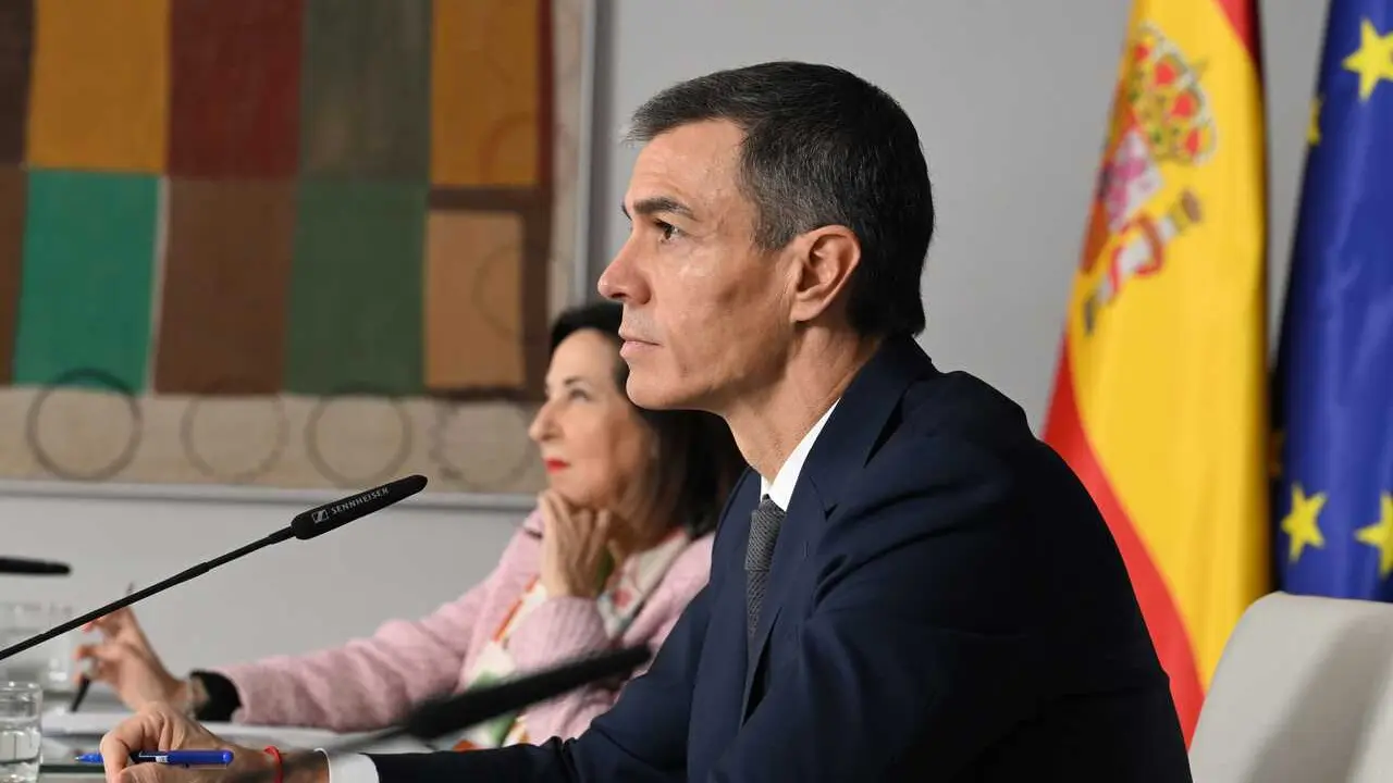 La ministra de Defensa, Margarita Robles, y el presidente del Gobierno, Pedro S&aacute;nchez, durante una videoconferencia con las unidades espa&ntilde;olas en misiones humanitarias y de paz en el exterior, a 24 de diciembre de 2025, en Madrid (Espa&ntilde;a). El presidente d