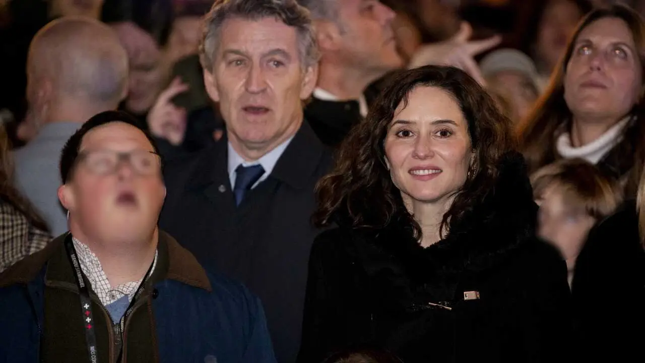 El presidente del Partido Popular, Alberto N&uacute;&ntilde;ez Feij&oacute;o y la presidenta de la Comunidad de Madrid, Isabel D&iacute;az Ayuso, asisten al concierto del grupo Hakuna, en la Real Casa de Correos
