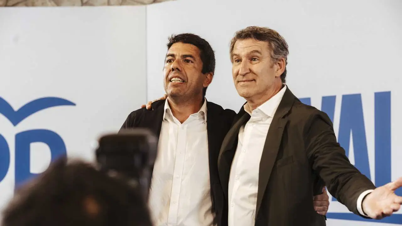 Archivo - El presidente del PP, Alberto N&uacute;&ntilde;ez Feij&oacute;o, y el presidente del PPCV y de la Generalitat valenciana, Carlos Maz&oacute;n, participan en un acto con la militancia, en el Restaurante Juan XXIII, a 10 de junio de 2025, en Alicante, Comunidad Valenciana (E