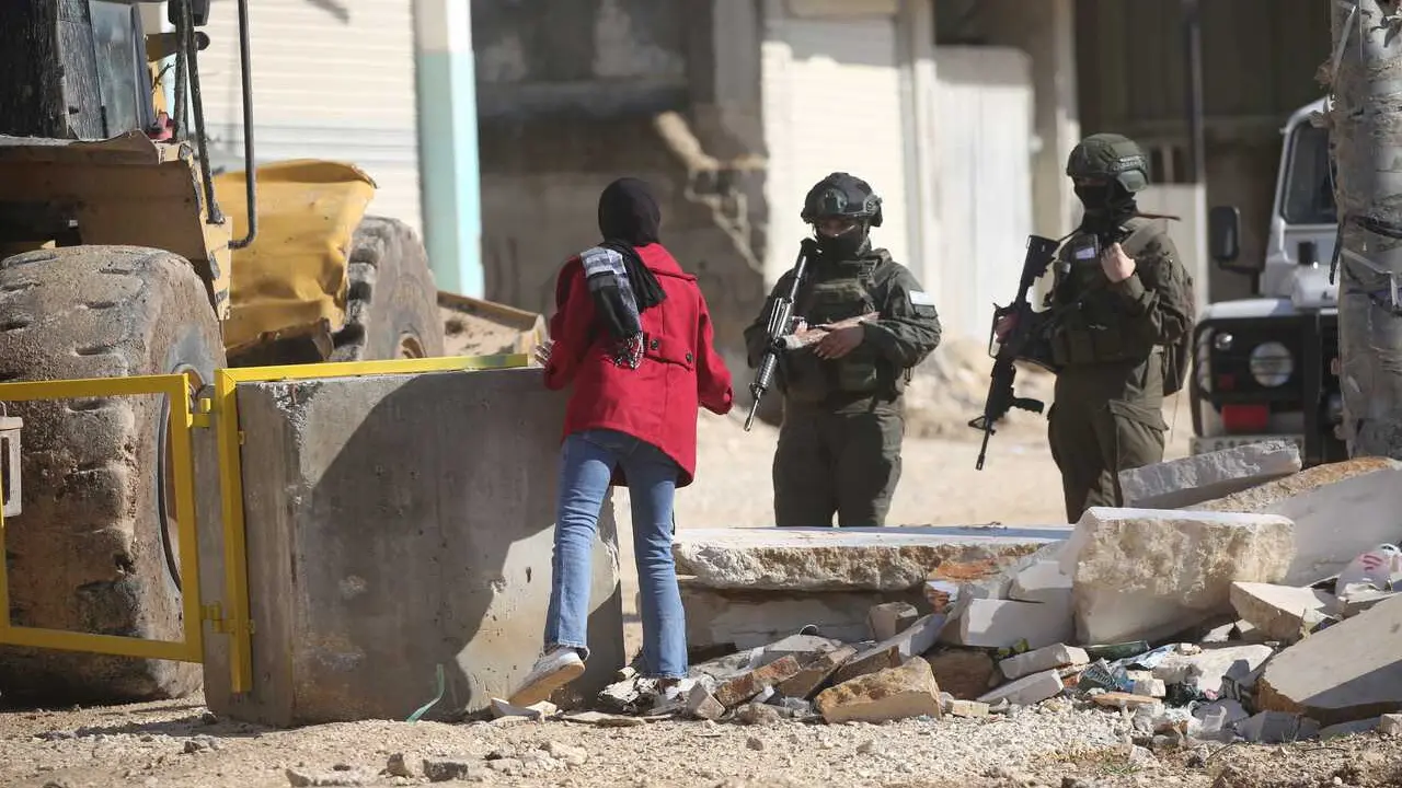 17 December 2025, Palestinian Territories, Tulkarm: Palestinians carry their belongings after being forced to leave their home by Israeli forces during a raid on the Nur Shams refugee camp in Tulkarm, in the occupied West Bank. Photo: Mohammed Nasser/APA 