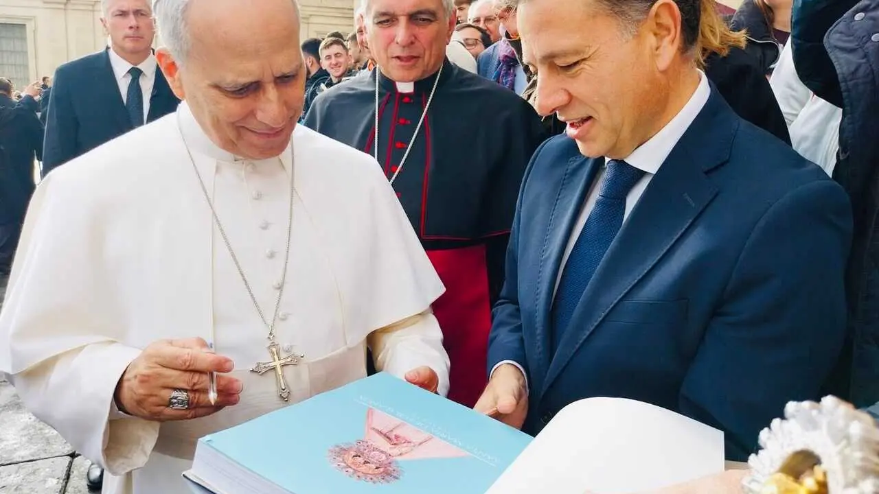 Manuel Serrano y el obispo representan a la ciudad y la Di&oacute;cesis en la Audiencia General del Papa Le&oacute;n XIV, junto a un grupo de internos de La Torrecica en el Jubileo de los Presos.