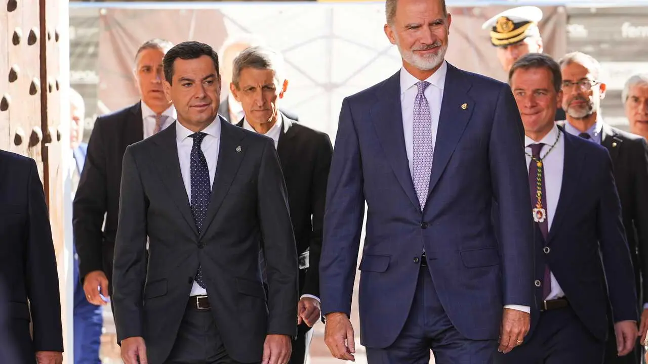 Archivo - El Rey Felipe VI (d) junto al presidente de la Junta de Andaluc&iacute;a, Juanma Moreno (i), en una imagen de archivo en Sevilla 