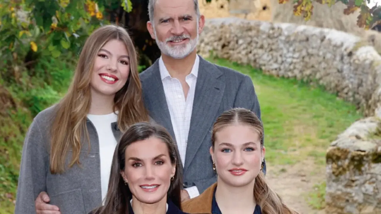 Los reyes Felipe y Letizia junto a la princesa Leonor y la infanta Sof&iacute;a, el pasado octubre, en la localidad asturiana de Valdesoto. CASA DE S.M. EL REY