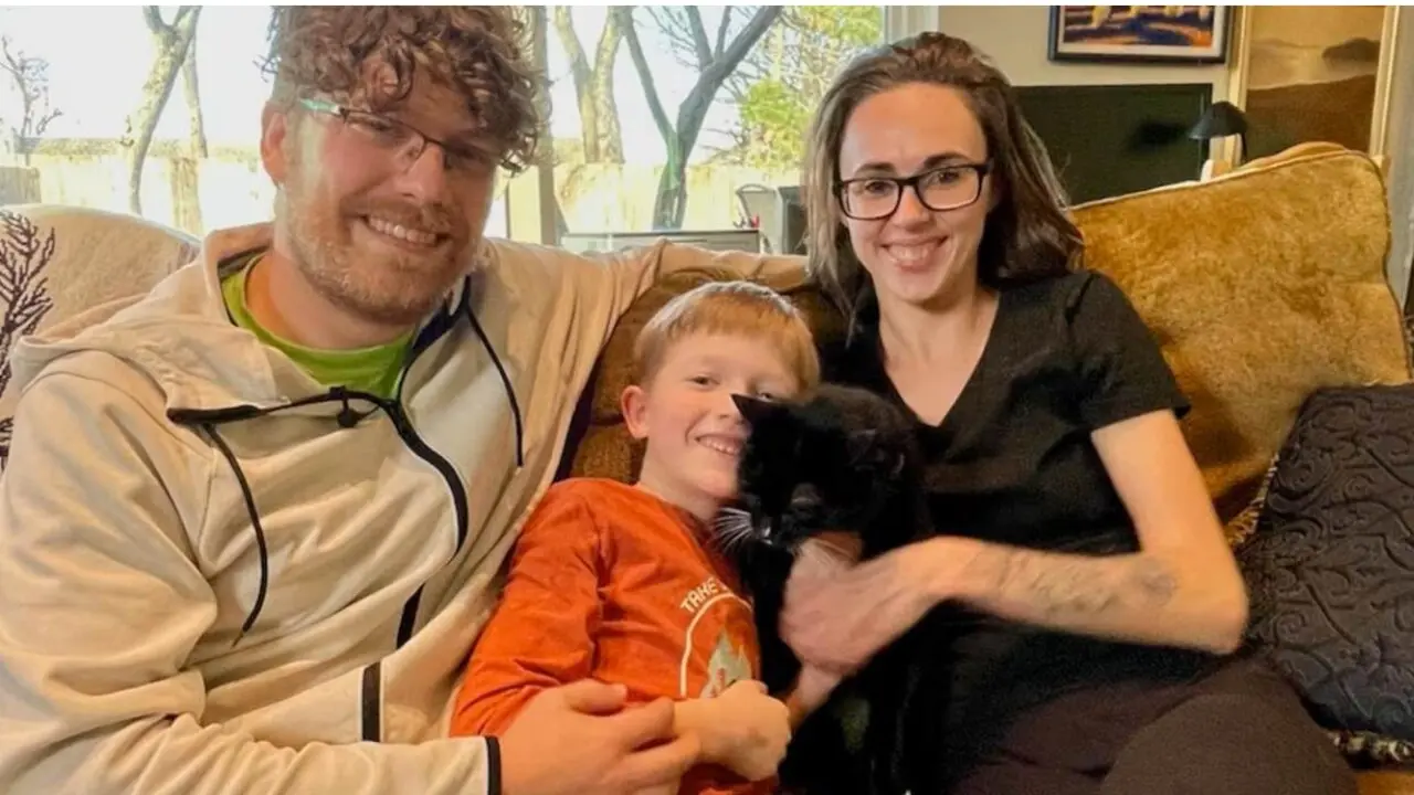 familia junto a la mascota