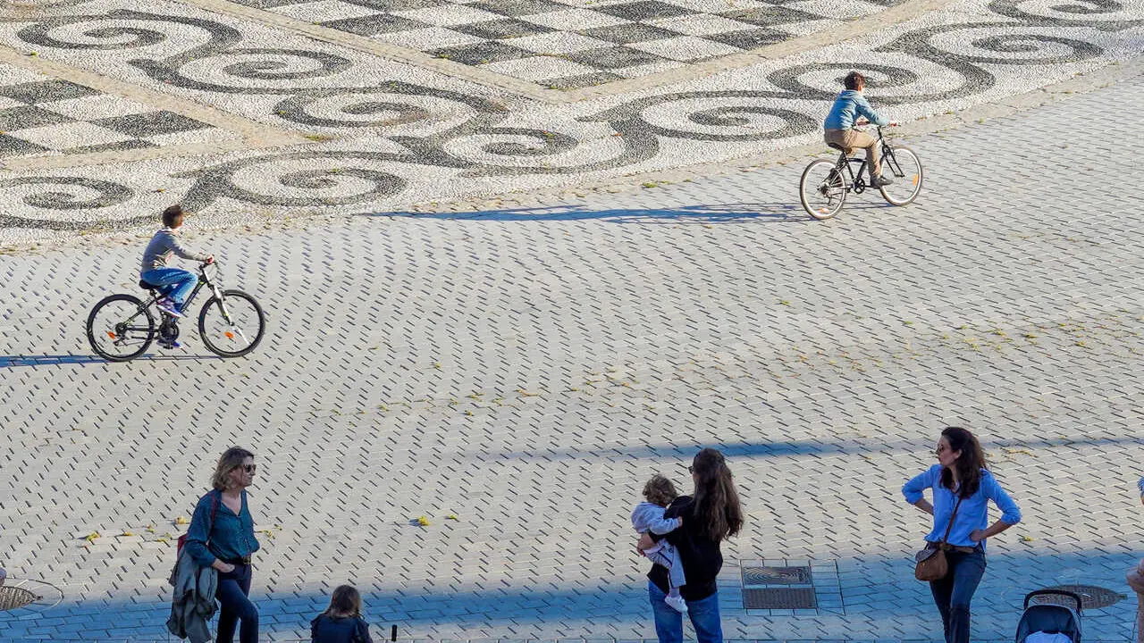 Archivo - Familias con ni&ntilde;os en la Plaza de Espa&ntilde;a de Sevilla.