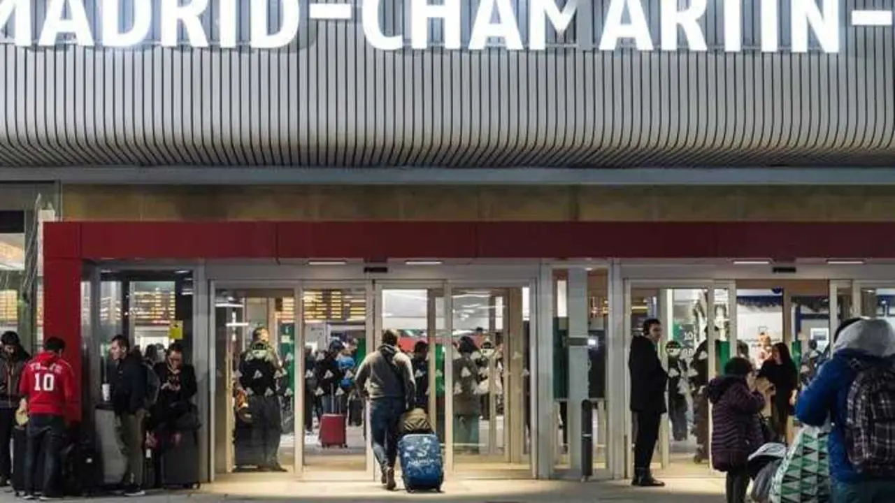 Archivo - Exterior de la estaci&oacute;n de Madrid-Chamart&iacute;n.